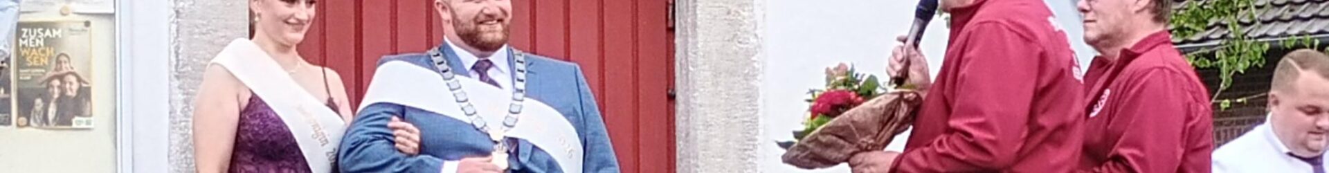 Niederdrees krönt das neue Maikönigspaar