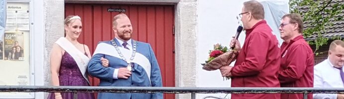 Niederdrees krönt das neue Maikönigspaar